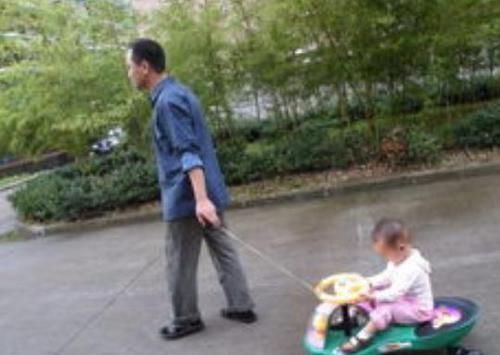 玩具|女孩霸占他人玩具,奶奶一番话三观尽毁,现在家长教育娃都这样?