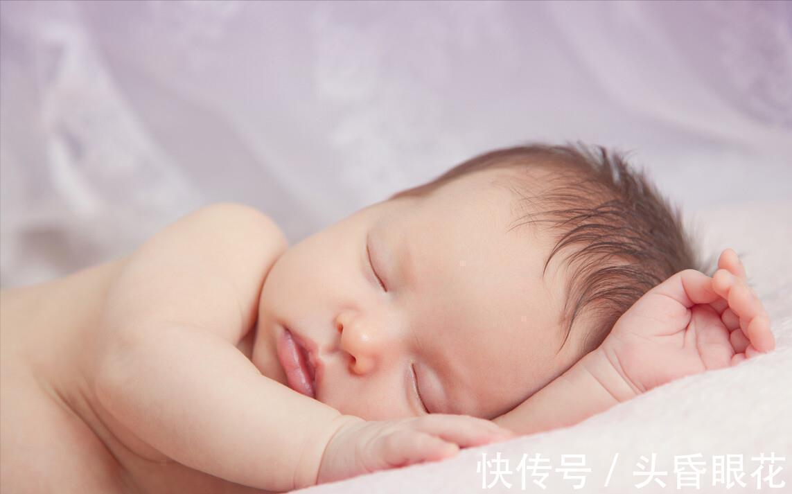 新生儿|新生儿老摆出“举手投降”的睡姿?正不正常你说了不算,看月龄