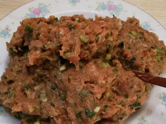 开馄饨店10年，这个调馅方法最靠谱，鲜嫩抱团，老人孩子都爱吃