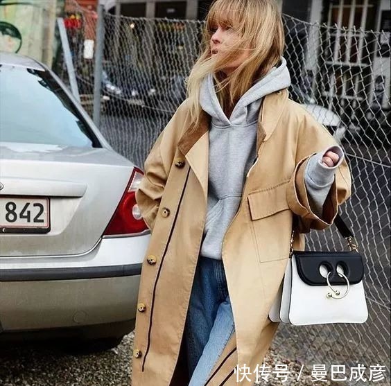 卫衣内搭的3种穿法!这么穿时髦又高级,稳赢!