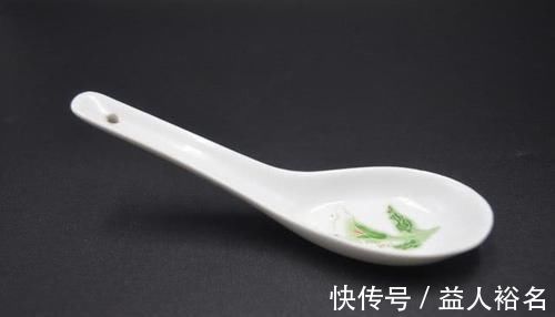 陶瓷勺子上为什么会有一个小孔,到底有什么作用?看完涨知识了