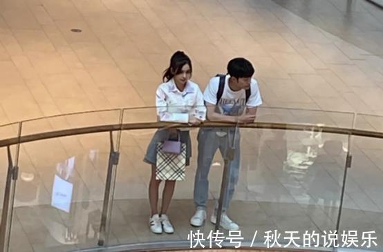 Angelababy拍戏被偶遇，穿T恤配半身裙贴创口贴，表情僵硬太出戏