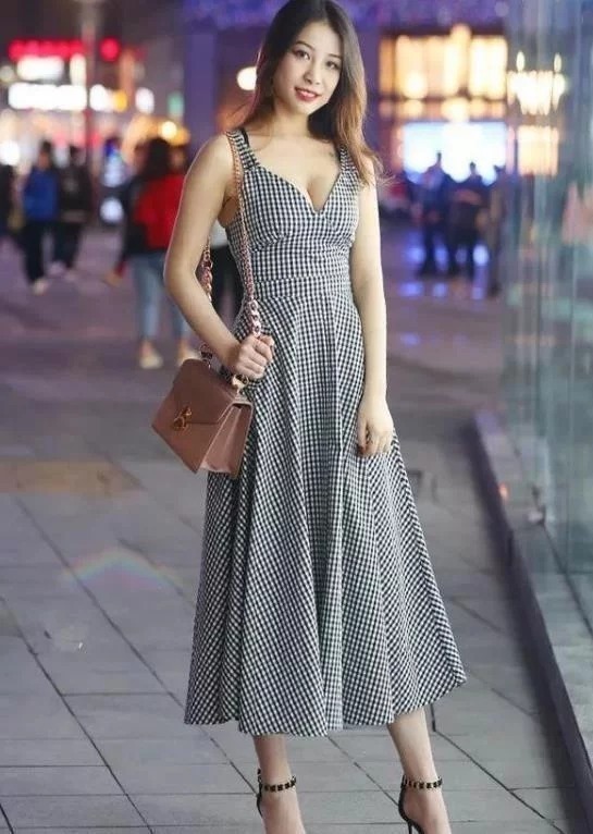街拍：面带笑容的小姐姐，身穿格子长裙，时尚优雅