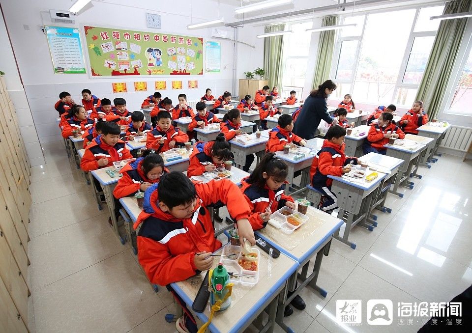 日照：开学首日13所未建食堂学校首次实行集中配餐