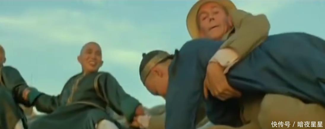 珍贵|溥仪珍贵老照片,他“飞檐走壁”,站在紫禁城房顶看外面的世界!