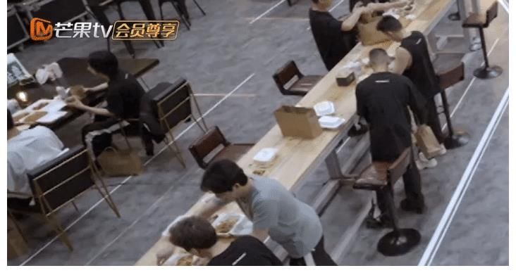 真人秀|真人秀终于不浪费粮食了，明星们集体吃盒饭，比之前要接地气的多