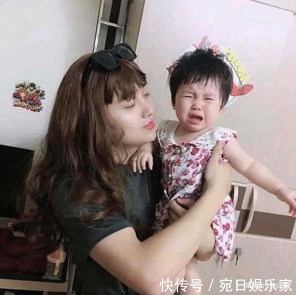 妈妈|爸爸扮成妈妈样子哄女儿，女儿没有哄好，爸爸却因太漂亮快速走红