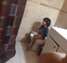 |搞笑GIF:大爷,我只是想拍个照,你没必要拿鞭子抽我吧!