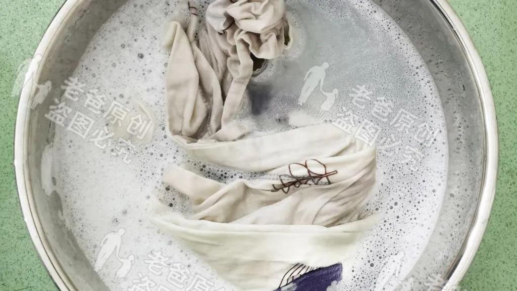 枕套发黄了别急着扔！两个小妙招，教你快速变白！