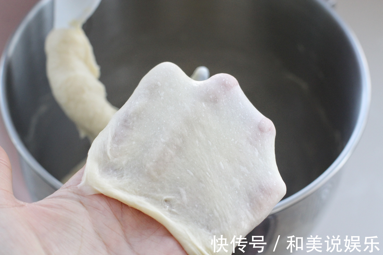 吃腻了甜面包换个口味,加点葱花和肉松,还没出炉就已经香飘满屋