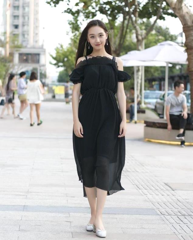 穿搭|穿搭很休闲随性的姑娘,穿收腿裤提升造型,给人一种自信亮丽的感觉