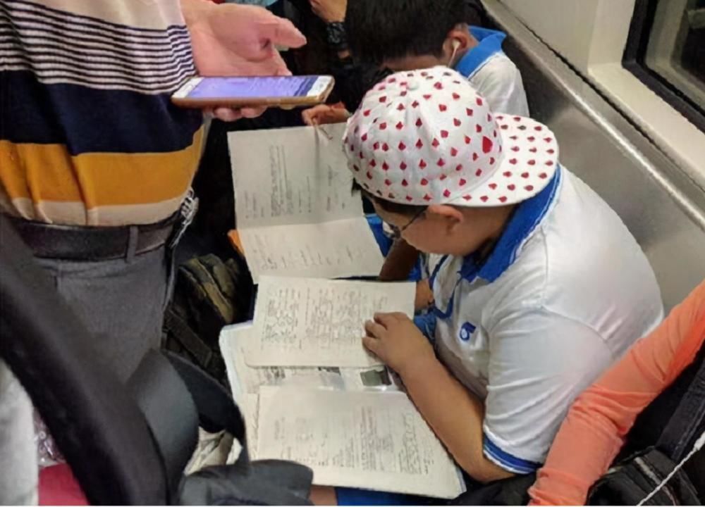 小学生|小学生作文里的“妈妈”什么样?血红的眼睛,虚伪还狡猾