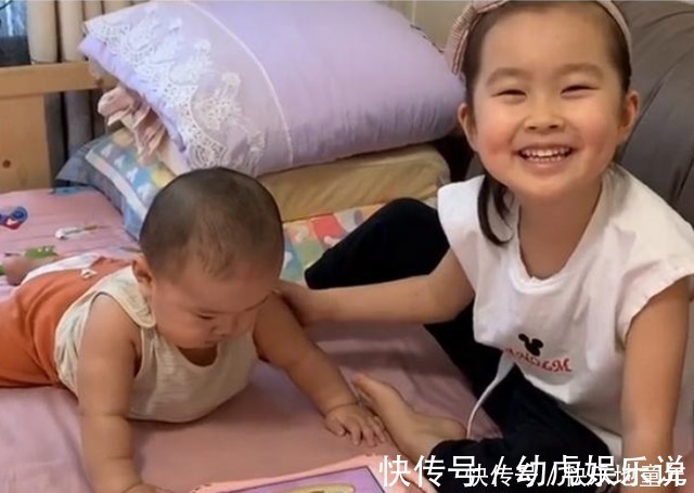 大宝|姐姐把弟弟“当马骑”，被妈妈发现后表情亮了，网友：打弟要趁早