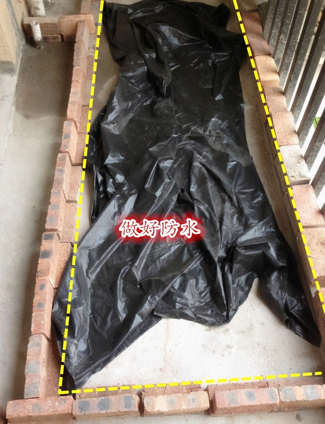 防水|住高层这么干,阳台窗前20公分,用红砖围一圈水池,养鱼种花都好