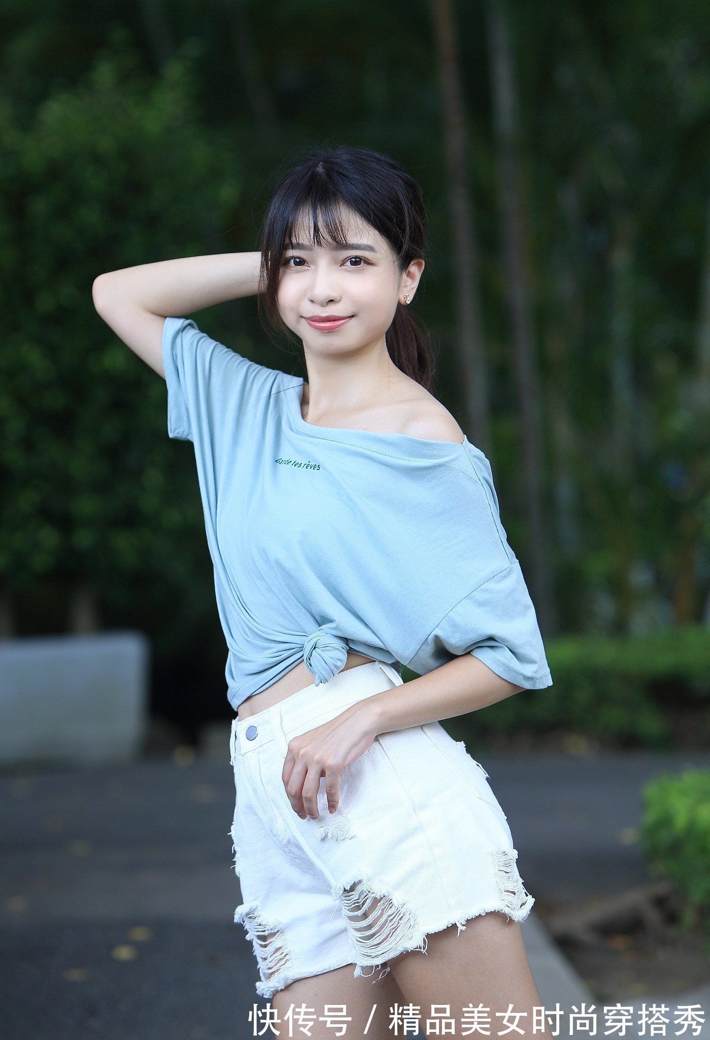 小清新|“小清新”的蓝色很显白皙肌肤,搭配白色短裤,轻松穿出大长腿