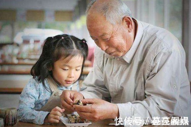 出生|家里“独苗”刚出生,爷爷外公凝视半小时不动,网友:以为是照片