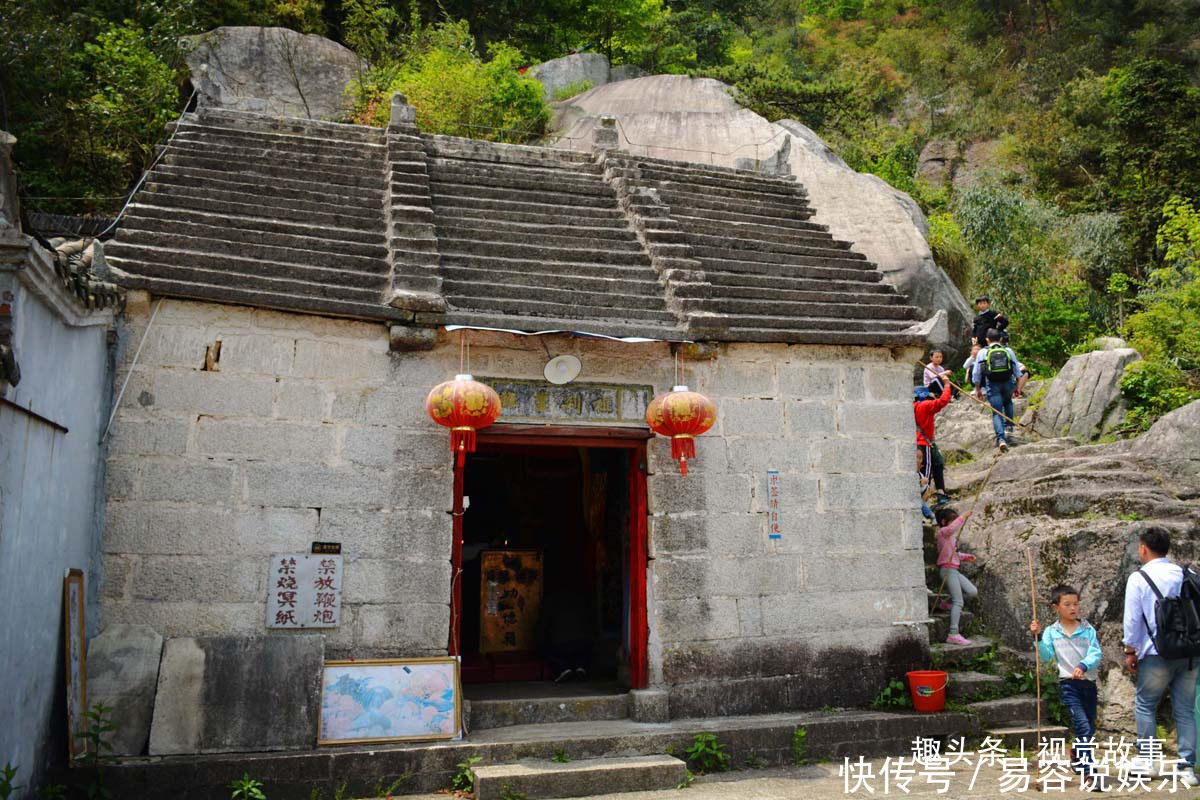 山中古寺廟全部由石頭砌成，石縫冒水大人小孩搶著喝，可惜帶不走