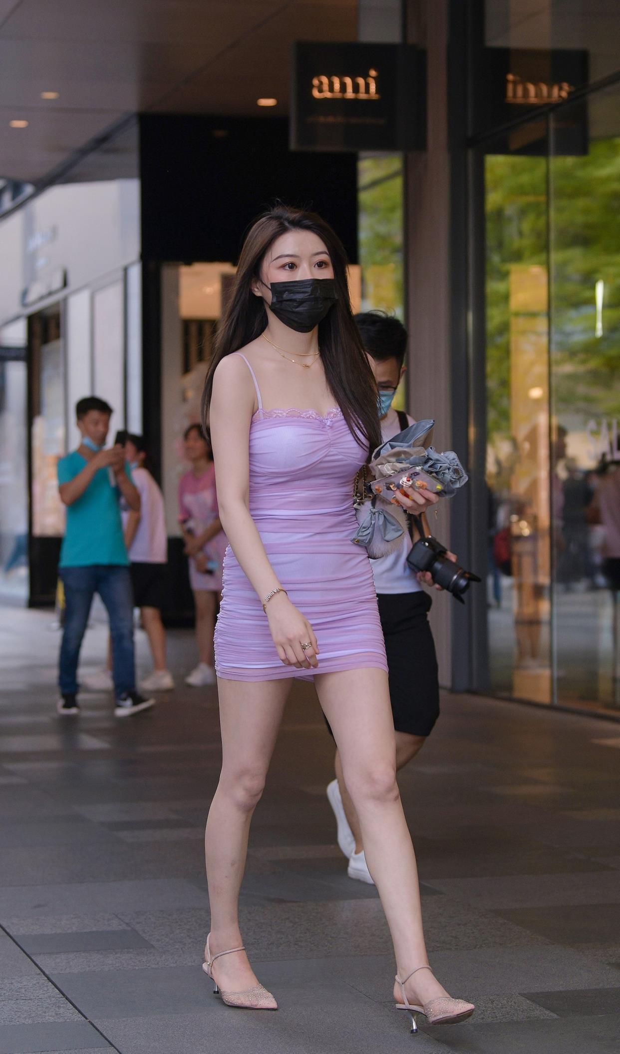 压褶 美女身材微胖,紫色压褶吊带裙搭配尖头细跟鞋,显身材有韵味