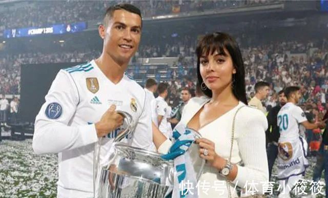 球迷们|C罗女友怀双胞胎,球迷调侃:总裁这是要生一支足球队!