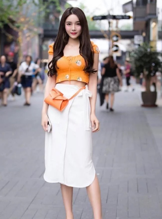 街拍:姿色天然的美女,身穿吊带配牛仔长裤,时尚又大气