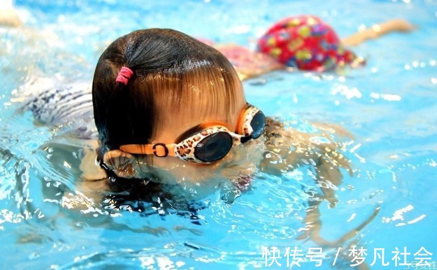 呛水|孩子游泳呛水了如何处理,用手按在肚子提到腰部,直到把水吐出来