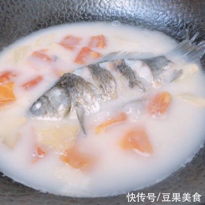 土鲫鱼|这道回归~超鲜的木瓜鲫鱼汤一上桌，我的筷子就没停过