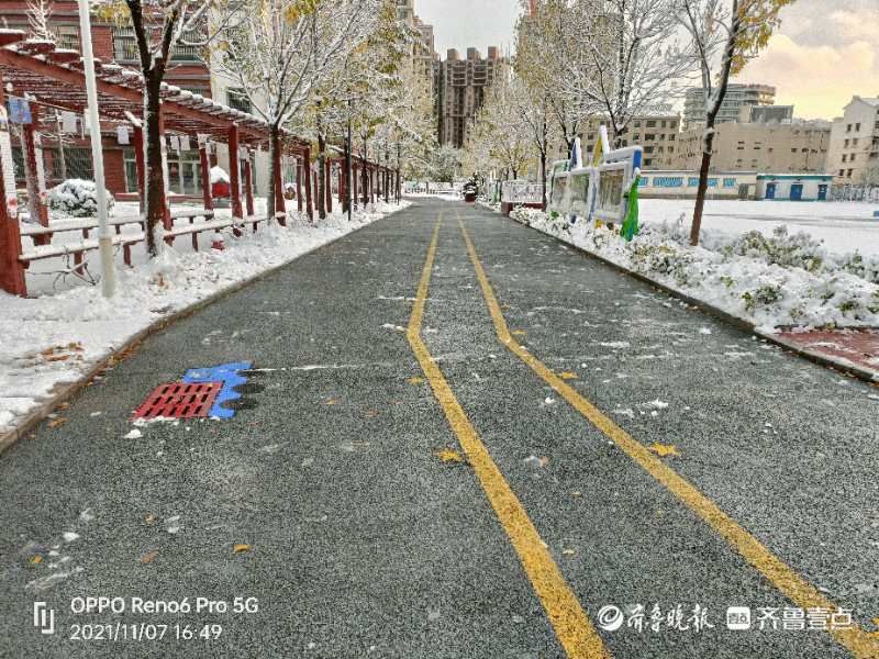 师生|东昌府区启明小学教职工提前清扫校园积雪，确保师生入校安全