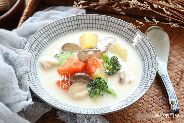 天冷了，吃炒菜不如炖菜，几种食材炖一锅，鲜美营养，浑身都暖和