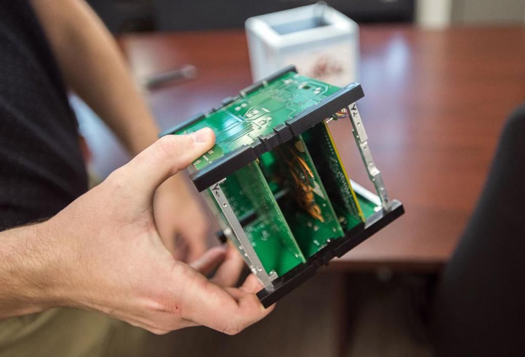 这所美国大学做了一个只有魔方大小的卫星