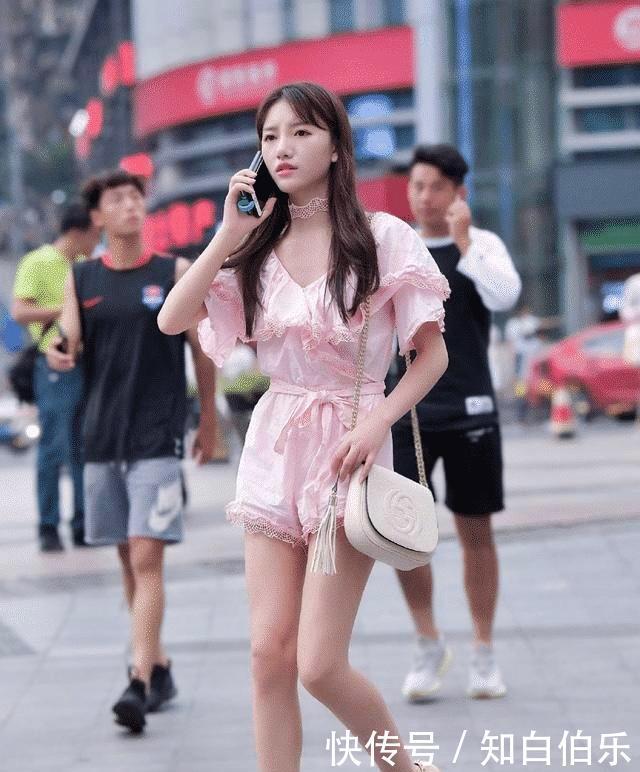 粉色连体裤搭配尖头高跟鞋，温婉雅致的穿搭，清爽怡人显温柔