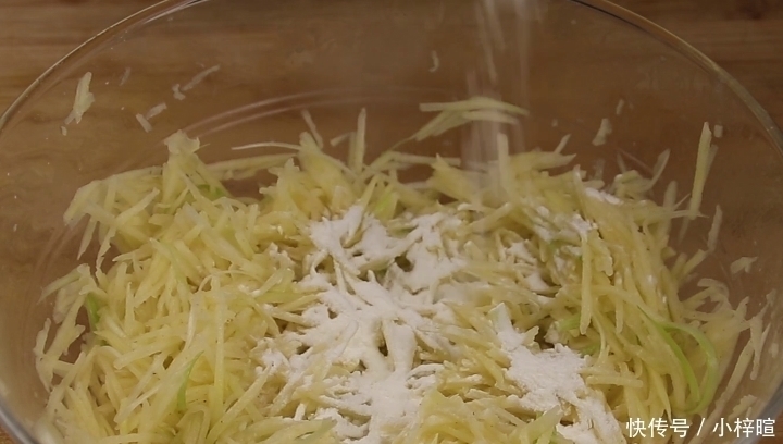 土豆不要炒着吃了,2分钟教你最新做法,金黄酥脆,比薯片还好吃