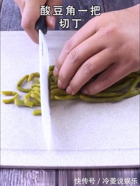 奶奶教我做酸豆角，原来还能这么炒一招搞定味道，酸脆爽口