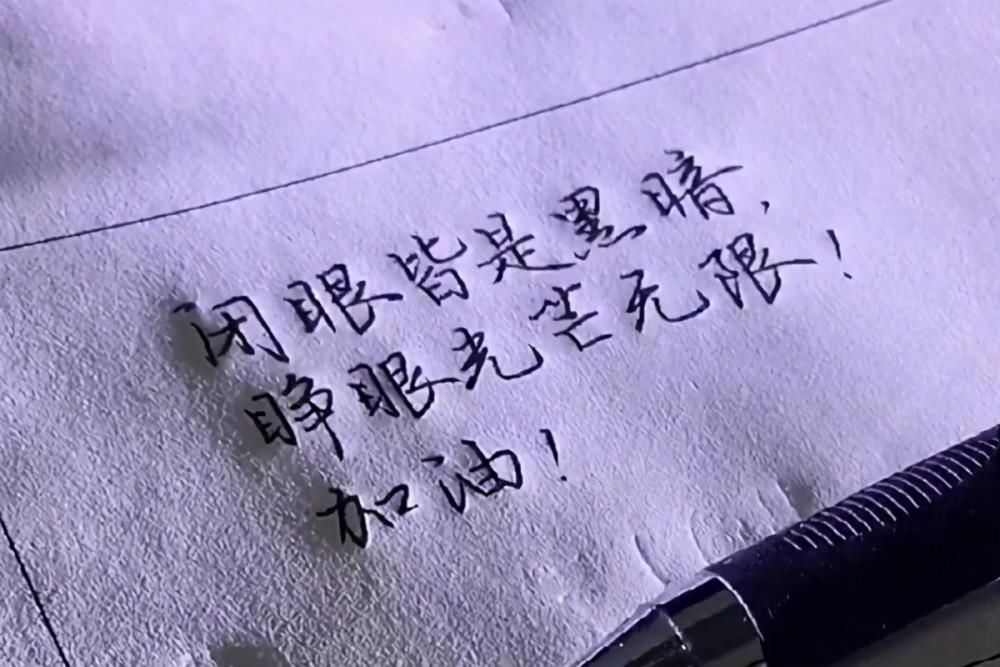 小学老师晒期末寄语，有关怀有温度，字迹洒脱，成为家长传阅焦点