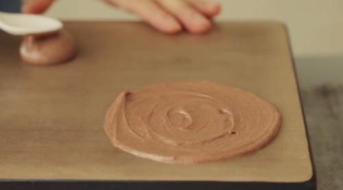 猫舌饼干小巧可爱,奶香四溢沁人心脾,入口之后细腻香甜