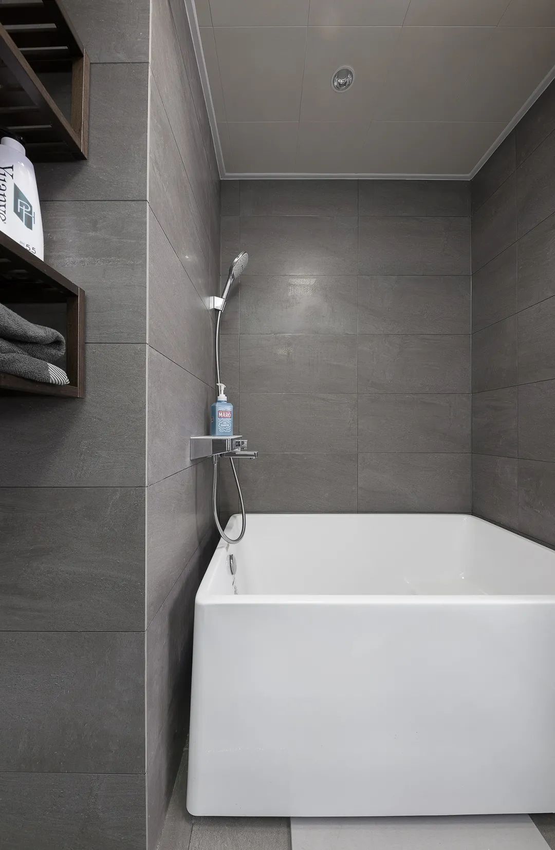 布置|125㎡现代黑白灰+木质感,简雅舒适无主灯,品质生活好自然