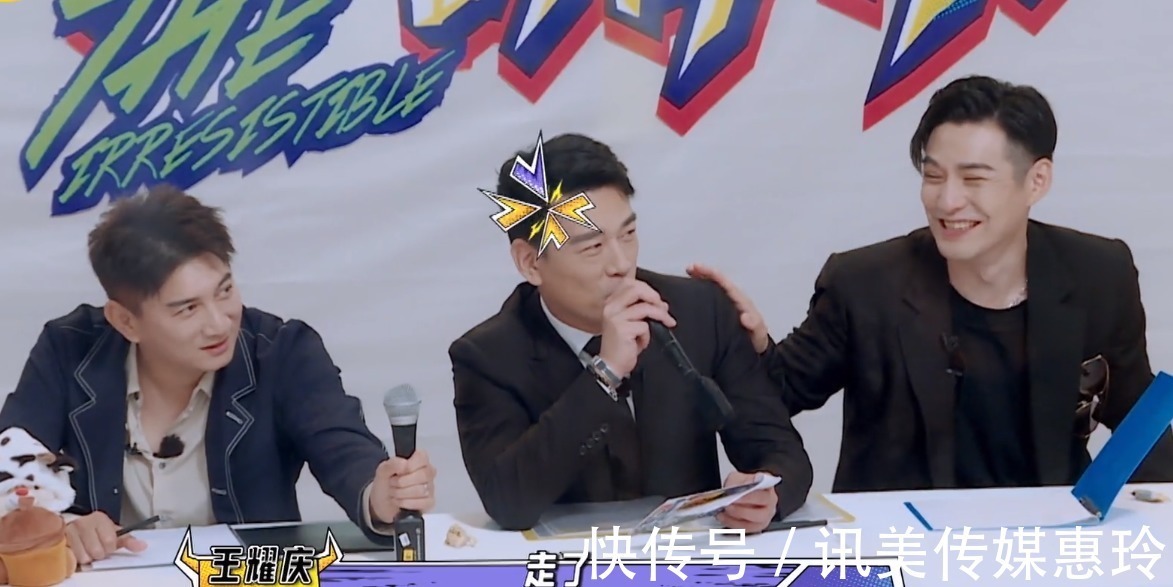 陈立农王耀庆玩打手板，嗨到极点，农哥笑成地主家的“傻儿子”