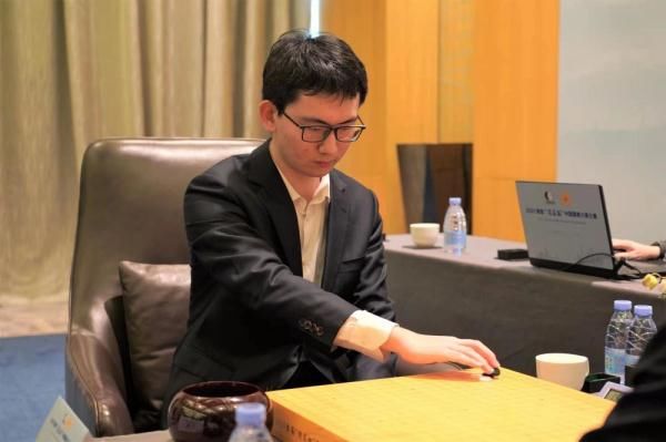 头衔战|围棋大棋士赛决赛上演 “00后”丁浩完胜辜梓豪