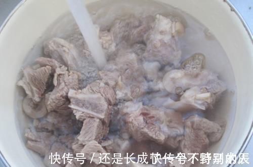 炖羊肉可千万别放它，否则羊肉就“废了”，不少人都弄错了