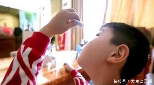 爸爸|儿子误将502滴入眼中,爸爸“教科书式”方法救了孩子,医生:高明