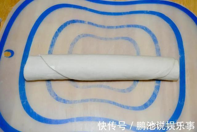 零食|2张手抓饼2根香肠，卷一卷切一切，做金黄酥脆的小零食，一口一个