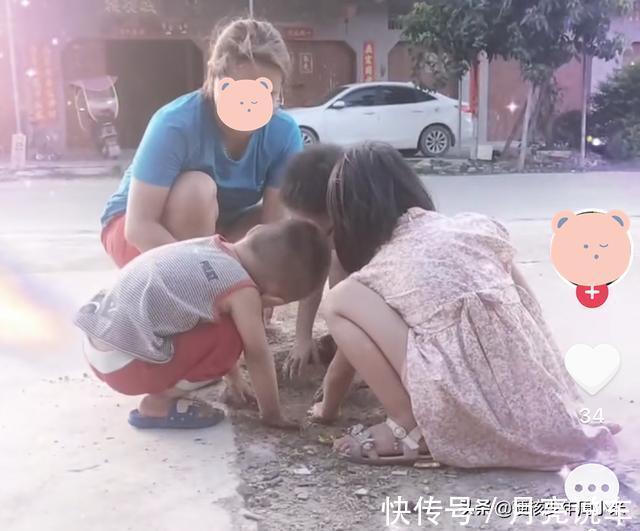 农村|广西萌娃回家变“泥娃”,大人拿鞭子在后面赶,网友:洗洗还能要