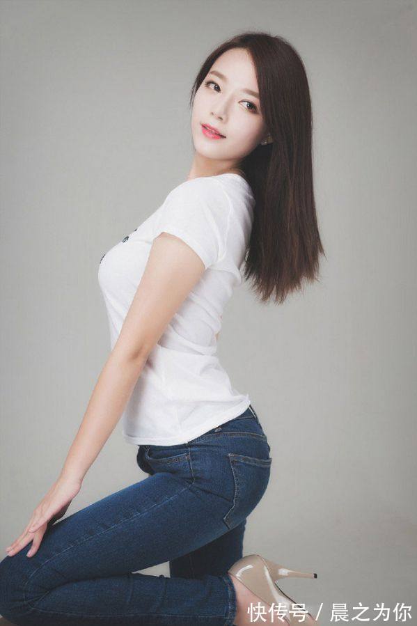 紧身牛仔裤 紧身牛仔裤的时尚搭配,将微胖美女的身材穿出精致的美感!