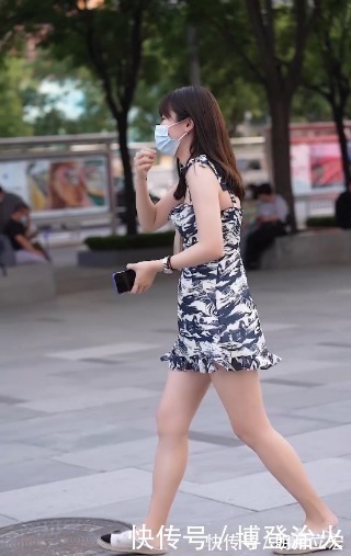 小姐姐|街拍:水墨风的吊带连衣裙,展示满满中国风,凸显小姐姐绝佳气质