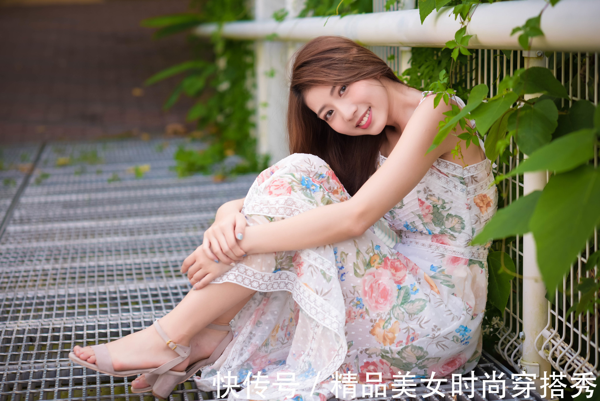 蕾丝|印花吊带裙搭配高跟鞋,清新淡雅又不失甜美