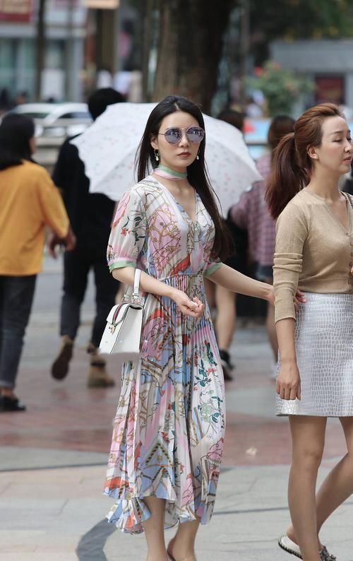 一条优雅的连衣裙,加上一双高跟凉鞋,已经成为了街头的标配