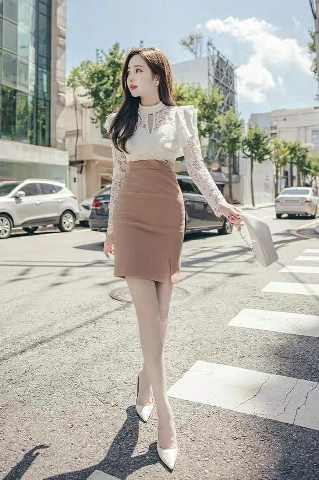 搭配|白色蕾丝上衣与半身包臀裙的搭配,高贵优雅,展现女人韵味