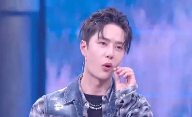 街舞|王一博《街舞》现场“撒谎”,自曝不用自己表情包,否认发给肖战