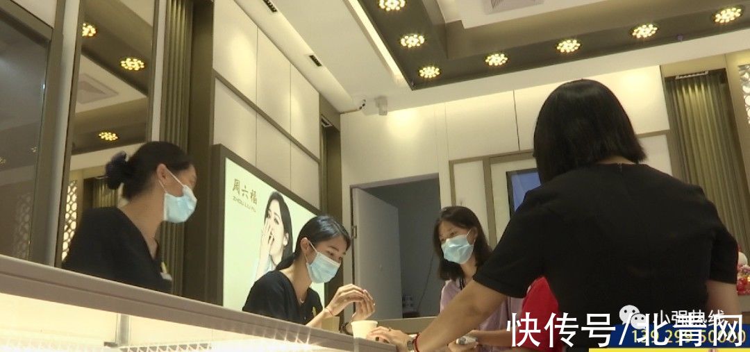 金戒指 女子在品牌首饰店买了一枚金戒指,仅戴一个月就“变色”了!商家:这是正常的