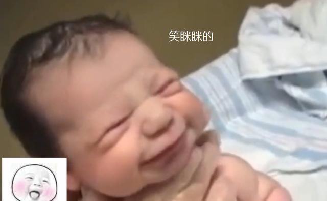 新生儿|刚出生的婴儿“心情好”,对大家“眨眼笑”,网友却喊话拍哭他