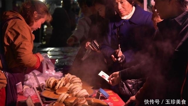 农村|农村夫妇庙会上卖这种饼,十块钱六个,一天做上千个不够卖